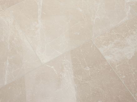 Verlegte Marmorfliese Burdur Cream mit polierter Oberfläche und weißen Maserungen in der beigefarbenen Grundfläche