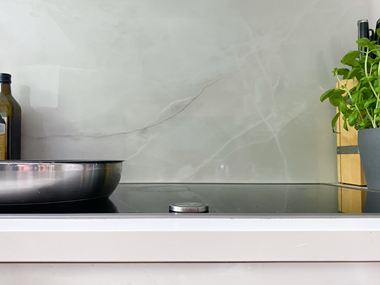 Le carrelage Perla Crema en tant que crédence de cuisine