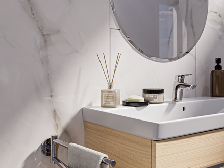 Carrelage mural imitation marbre Perla Crema dans la salle de bain