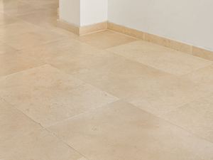Gal1_Carrelage en calcaire Cleopatra Light, couloir