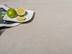 Le dallage effet pierre Sevilla Cream et des citrons verts sur une assiette