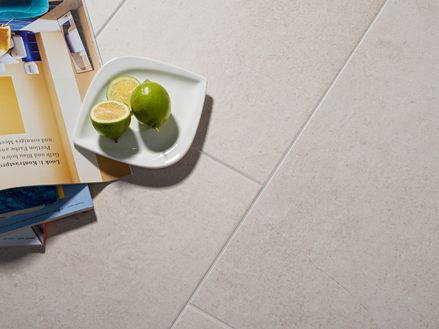 Le carrelage imitation pierre Sevilla Cream et des citrons verts