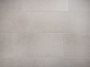 Un aspect authentique et une surface facile d'entretien Les carreaux imitation pierre Sevilla Cream et leurs joints