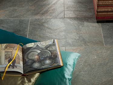 Livre et coussin sur carrelage en quartzite Deoli Green