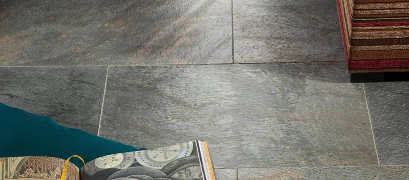 Livre et coussin sur tuile de quartzite posée Deoli Green