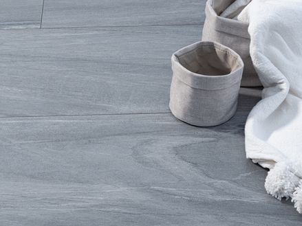 Les carreaux aspect pierre grise Mountain Grey et des éléments de décoration