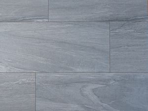 Beau et facile d'entretien : le carrelage effet quartzite Les carreaux imitation pierre gris et blancs Mountain Grey photographiés de haut