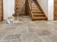 Le carrelage Classic Country en travertin dans le couloir