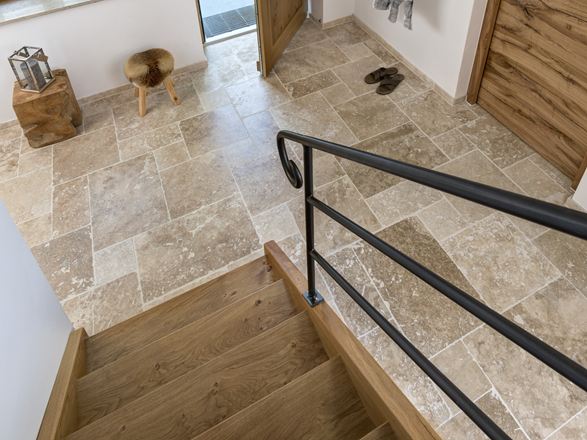 Travertin, bois, et noir et blanc : un classique Le carrelage en travertin Classic Country vu de haut depuis l'ecalier en bois