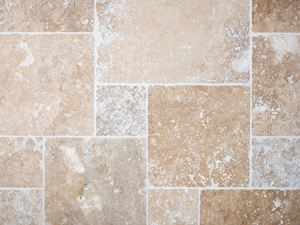 Vue aérienne des carreaux de travertin posés et jointoyés en beige et marron