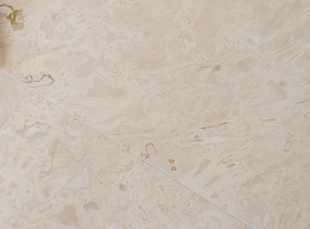Gros plan sur le carrelage en travertin Classic Light