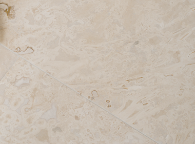 Le carrelage en travertin Classic Light vu de près