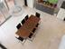 Coin repas avec table en bois et chaises modernes, photographié de haut. Carrelage en travertin adouci Classic Light beige clair 