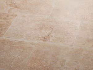 Les joints fins confèrent au sol une certaine modernité Carreaux de travertin Classic Light posés avec joints fins