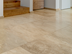 Un sac à main rouge et une paire de chaussures sur les carreaux en travertin Ivory Classic