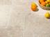 Une corbeille de fruits posée sur le carrelage Light Commercial en travertin