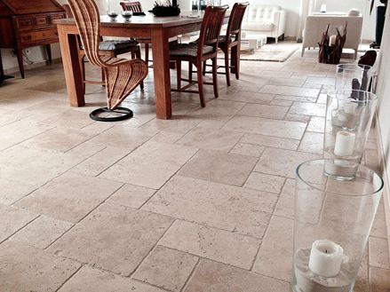 Le carrelage en travertin Light dans une salle à manger mélangeant différents styles d'intérieur