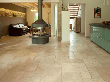 Salon et salle à manger avec coin salon et comptoir de cuisine sur carrelage de travertin tambouriné Light