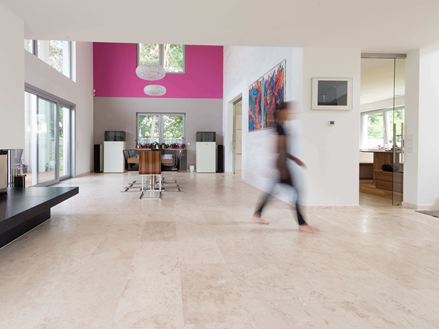 Salle à manger et salon avec Travertin Classic Light