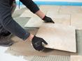 Les carreaux de travertin sont posés dans un lit mince.