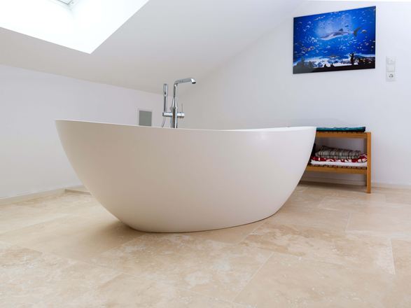 Salle de bain moderne avec travertin Medium Line et baignoire sur pied