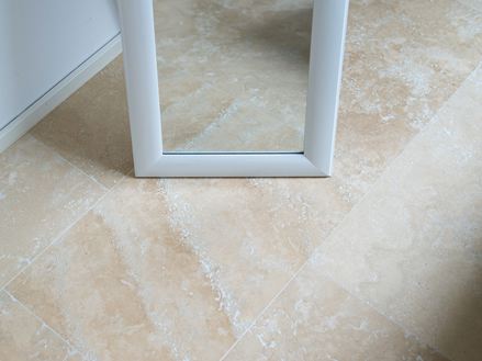 Couloir avec sol en travertin Medium Line et lumières au sol