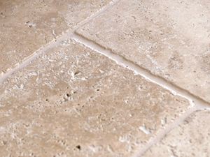 Vue détaillée du carrelage en travertin Medium
