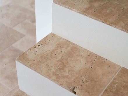 Des marches d'escalier couvertes de carreaux en travertin Medium