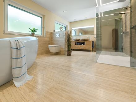 Le carrelage en travertin Natura dans une salle de bain avec douche