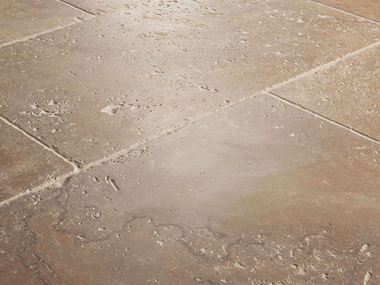 Gros plan sur le carrelage en travertin Noce