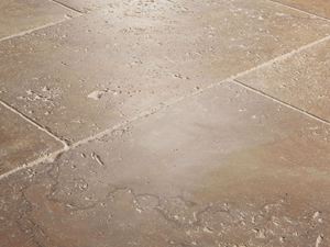 Le carrelage en travertin Noce a une surface tambourinée joliment rustique Gros plan sur le carrelage en travertin Noce
