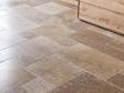 Les carreaux de travertin Noce posé sur lesquels se reflètent la lumière