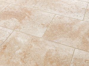 La structure naturellement poreuse du travertin renforce son aspect rustique Le travertin Rustic vu de près