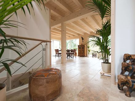 Le carrelage Rustic en travertin dans une maison lumineuse décorée de nombreuses plantes