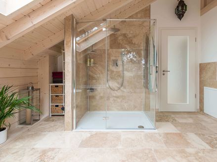 Le travertin Rustic dans la salle de bains avec douche