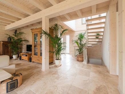 Un sol en travertin Rustic dans l'entrée et le salon