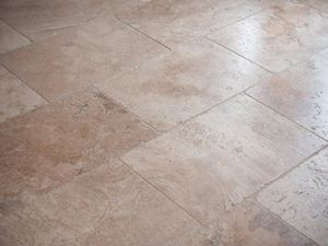 Carreaux de travertin dans des tons beige clair à foncé