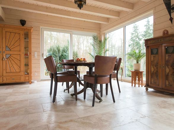 Coin repas avec meubles en bois et sol en travertin rustique
