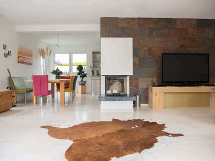 Travertine Vanille Rustica au sol et ardoise Peacock sur le mur