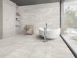 Une salle de bain aux sol et murs couverts du carrelage Concrete Stone effet béton