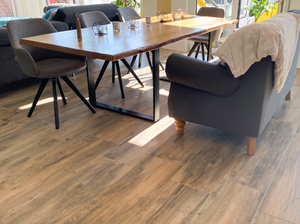 Salle à manger avec carrelage imitation bois Canada Lodge au sol