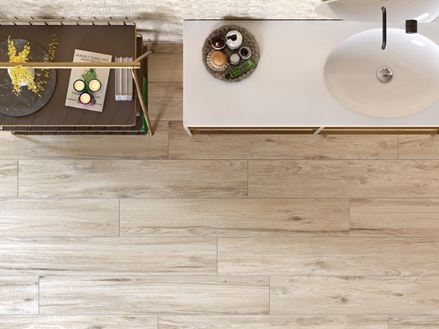 Le carrelage effet bois Scandi Light vu de haut dans une salle de bains.