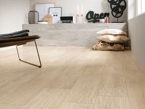 Helle creme- bis beigefarbene Feinsteinzeugfliesen Urban White lassen auch kleine Räume größer und luftiger wirken Moderne Vintage-Einrichtung mit Holzoptikfliesen Urban White