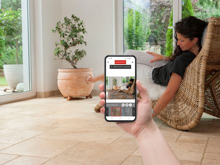 Visualisation d'une salle en travertin dans laquelle se repose une femme