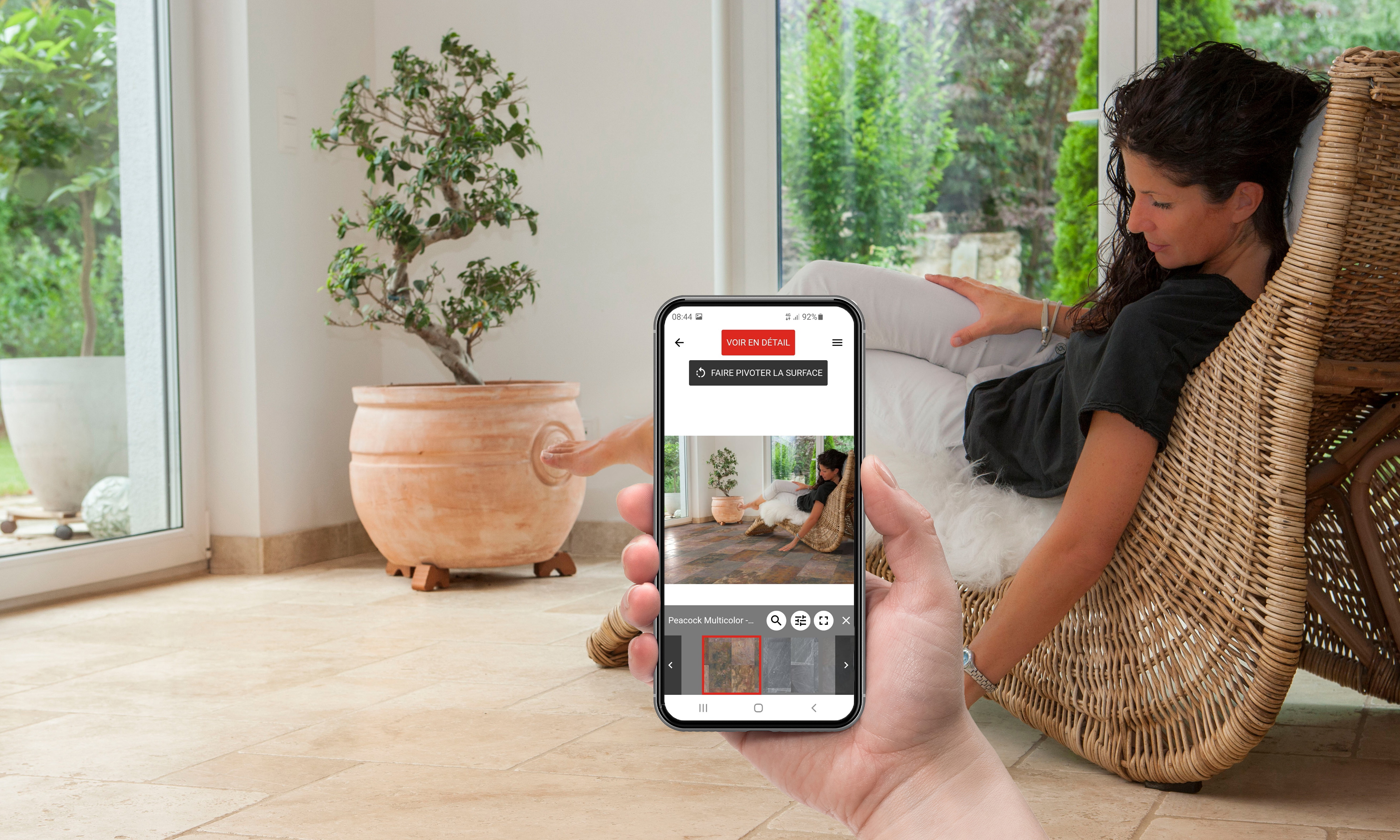 Frau_mit_Travertin_Handy_und_Hand_Menue FR