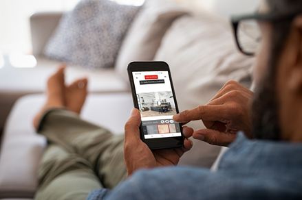 Homme avec un portable dans la main