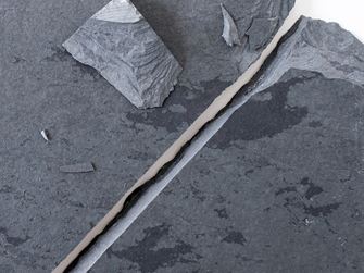 Gros plan d'une rupture de bordure dans la pierre naturelle