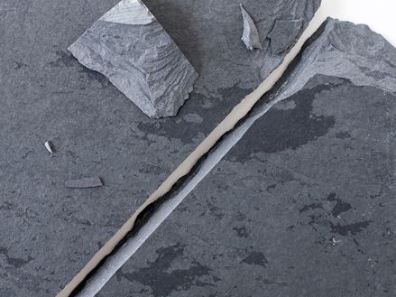 Gros plan d'une rupture de bordure dans la pierre naturelle