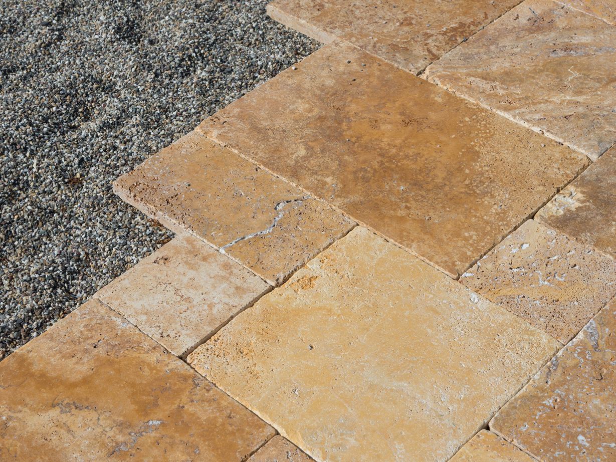Les dalles de travertin Gold sont posées sur des gravillons nobles