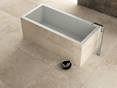 Baignore libre dans salle de bain avec carrelage en gres cerame effet calcaire
